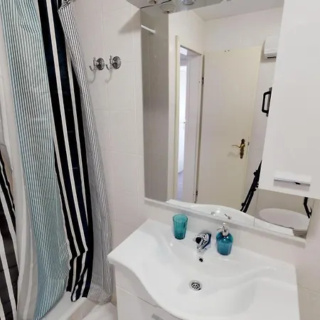 Lara Deluxe Superior 5 Star Apartment, Your Piece Of Heaven By The Sea & Park Novigrad (Istria)