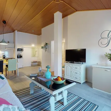 Lara Deluxe Superior 5 Star Apartment, Your Piece Of Heaven By The Sea & Park Apartment *