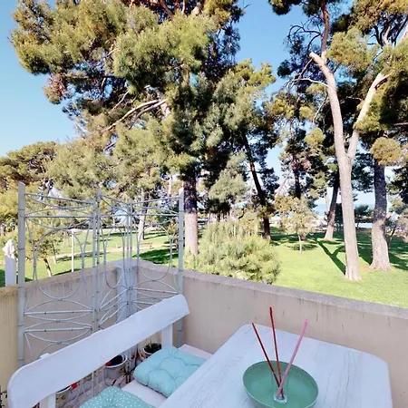 Lara Deluxe Superior 5 Star Apartment, Your Piece Of Heaven By The Sea & Park Apartment