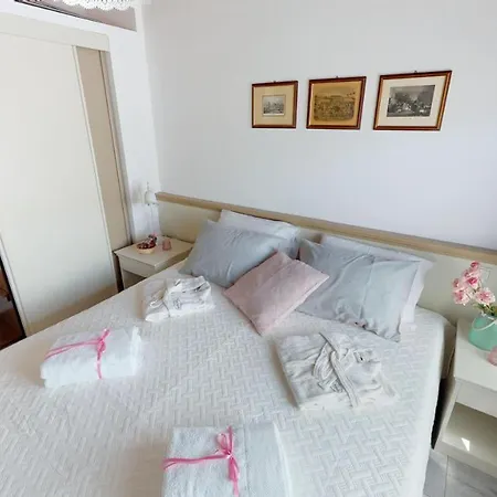 Lara Deluxe Superior 5 Star Apartment, Your Piece Of Heaven By The Sea & Park *