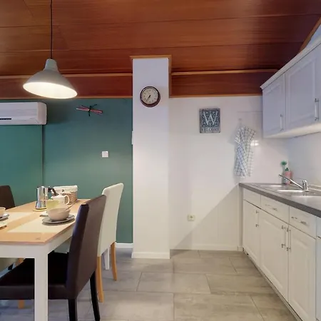 Lara Deluxe Superior 5 Star Apartment, Your Piece Of Heaven By The Sea & Park Apartment