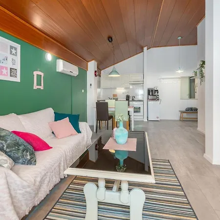 Lara Deluxe Superior 5 Star Apartment, Your Piece Of Heaven By The Sea & Park