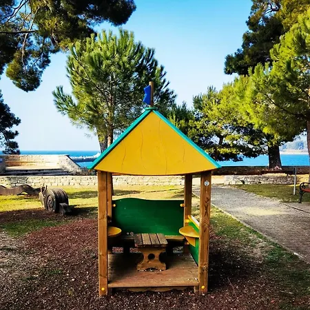 Lara Deluxe Superior 5 Star Apartment, Your Piece Of Heaven By The Sea & Park Apartment
