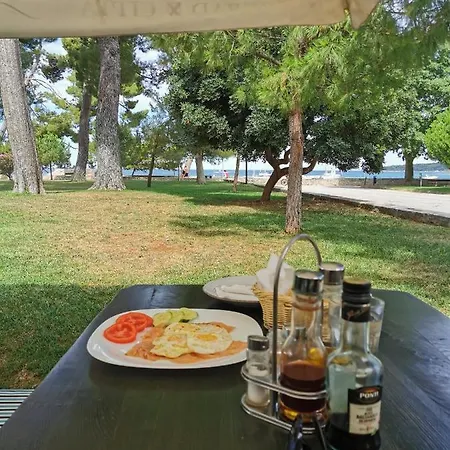 Lara Deluxe Superior 5 Star Apartment, Your Piece Of Heaven By The Sea & Park Apartman *