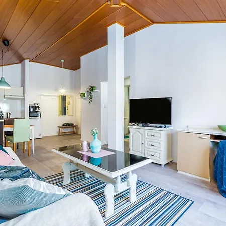 Lara Deluxe Superior 5 Star Apartment, Your Piece Of Heaven By The Sea & Park Apartment